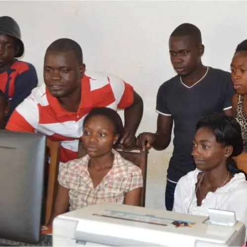 Jeunes en atelier autour d’un ordinateur et d’une imprimante