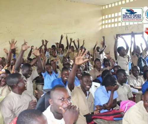 Élèves enthousiastes dans une salle de classe soutenue par Espace OPOKO