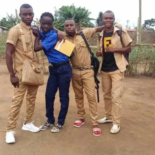 Collégiens en uniforme au village