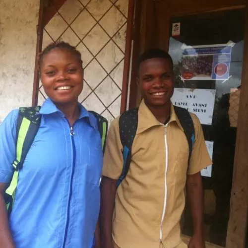 Deux élèves souriants avec leurs sacs à dos