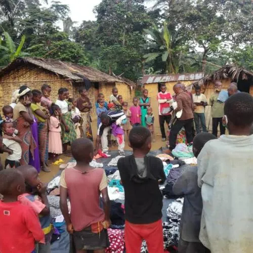 Enfants autour d’une distribution de vêtements