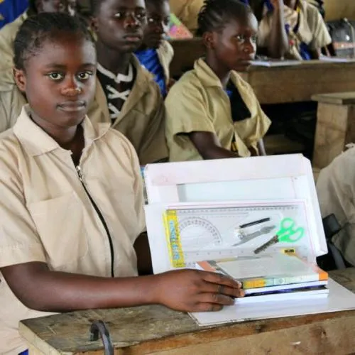 Une collégienne à son pupitre avec son kit de géométrie