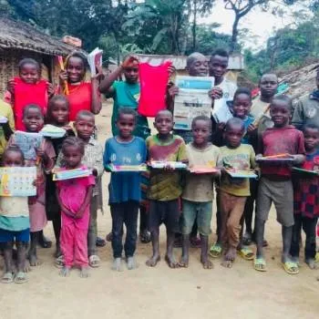 Enfants d’un village montrant leurs fournitures
