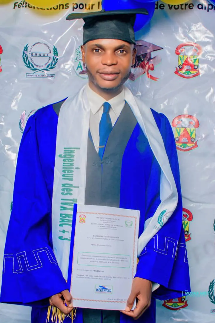 Un lauréat en toge tenant son diplôme