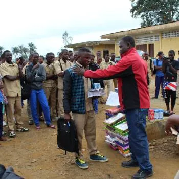 Remise de fournitures à un collégien