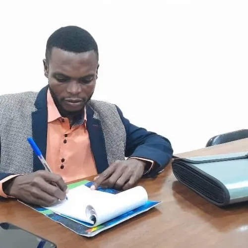 Signature de documents au bureau